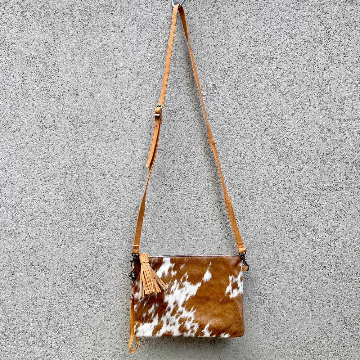 Sahara Reversible Cowhide & Leather Crossbody Clutch Bag - Tan White - KITTY KAT